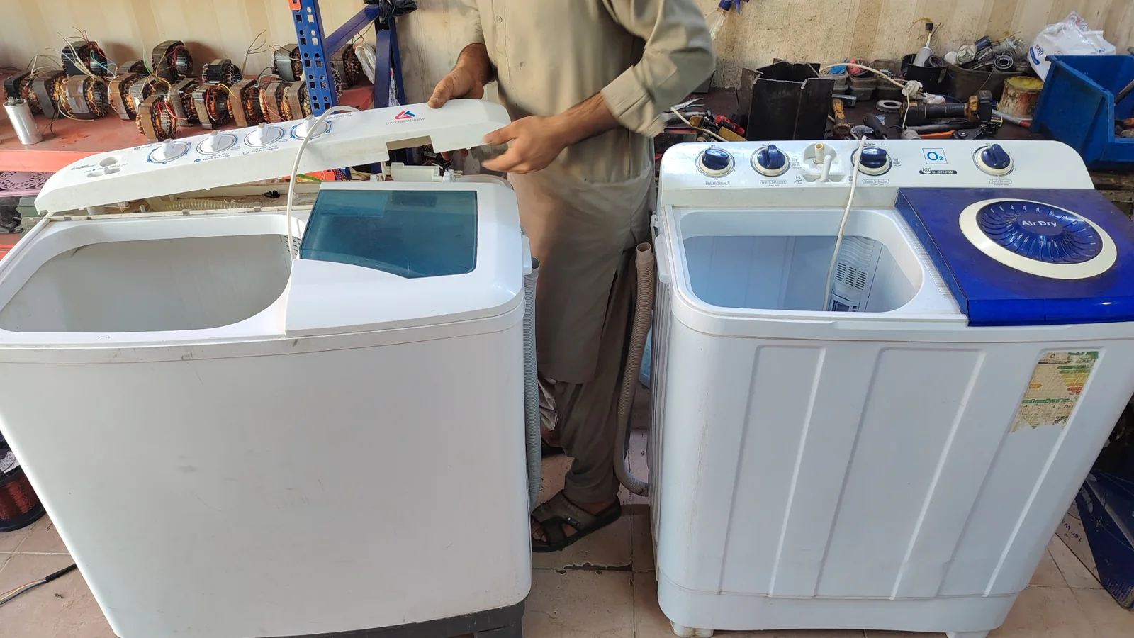 فحص غسالتين حوضين داخل ورشة مركز الماجد في مكة